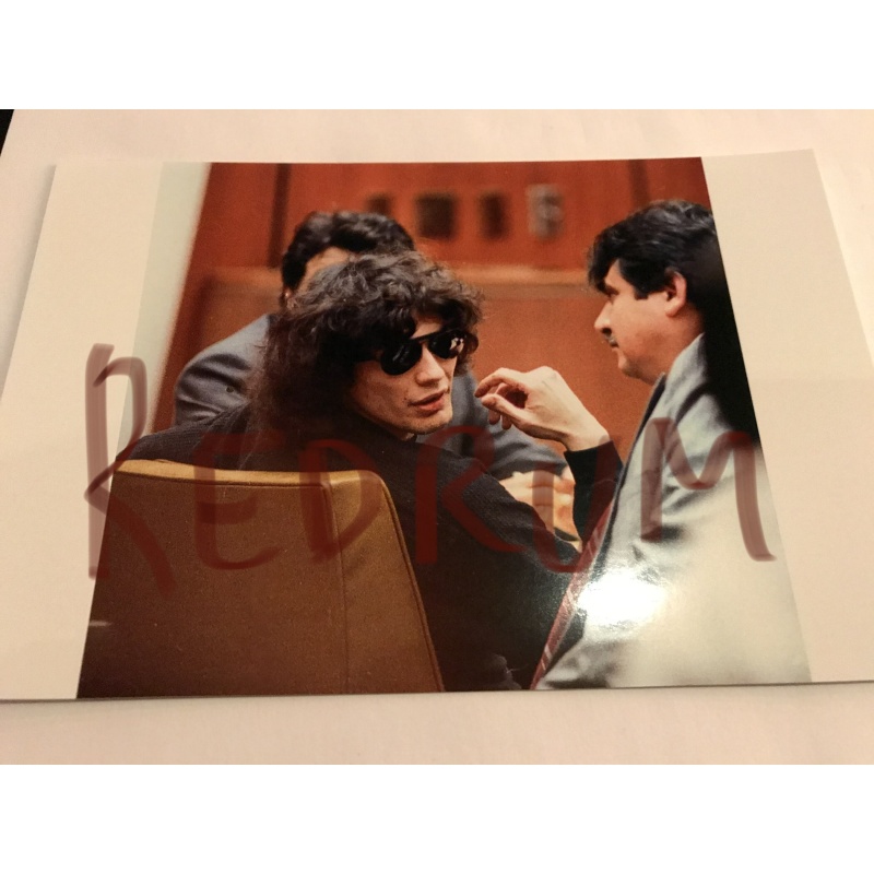 Richard Ramirez with sunglasses in court turning to stare at a girl in the room 4 x 6 photograph